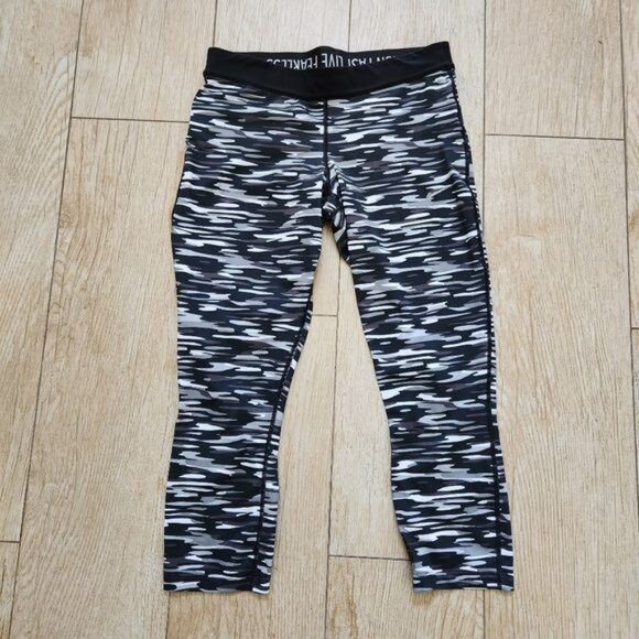 Nike Dri-fit  Pro Camo Capri Length Leggings Size Medium - Picture 8 of 13